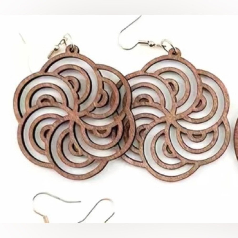 BRAND NEW ❤️ Boho-style earrings with wooden ‘spiral-flower’ design